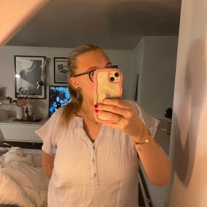 Ljusblå blus med knappar från Vero Moda - Fin blus i en blå färg🫶🏻