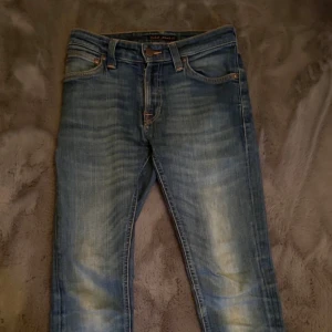 Nudie jeans - nudie jeans i storlek W25 L32. borde passa dig från 155-165 cm. jeansen är i fint skick. 