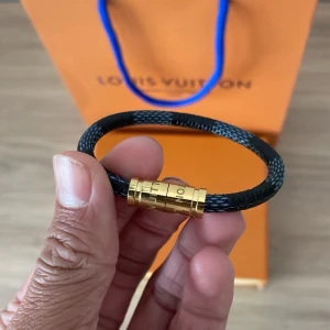 Lv armband 17c - Säljer detta stilrena armbandet som är magnet, BOX TILLGÅR INTE! Kom gärna med frågor och prisförslag ✌🏾