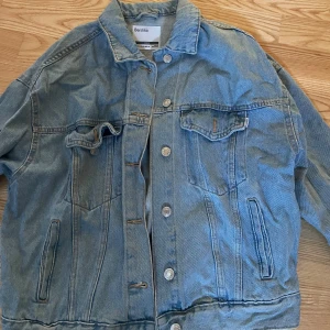 Oversized jeansjacka från Bershka - Säljer denna fina jeansjacka från Bershka! I väldigt fint skick. 