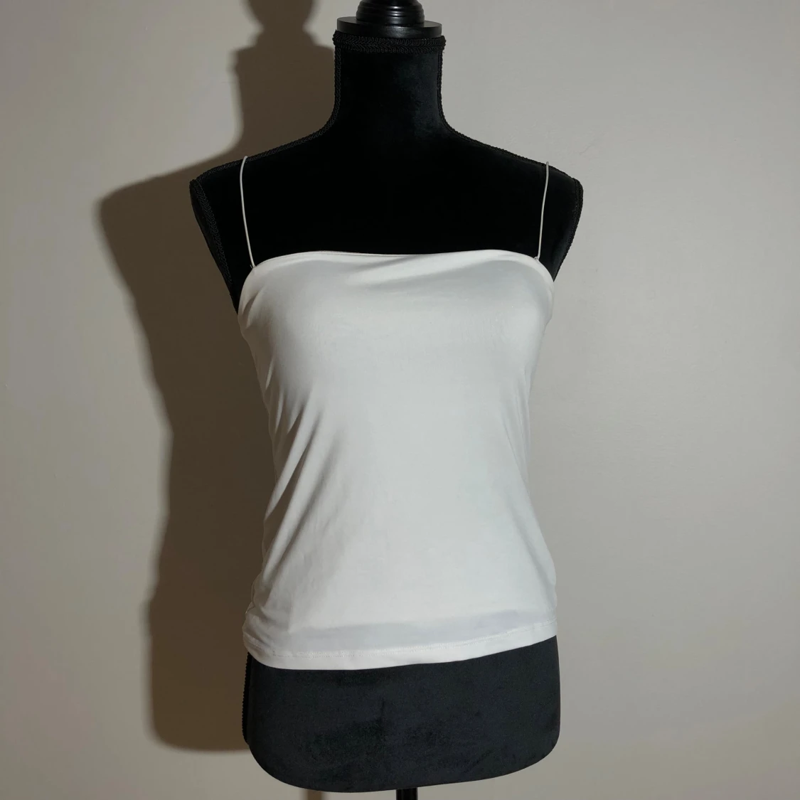 Vit linnetopp från Amisu