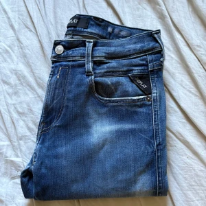 Blå Replay Anbass Hyperflex jeans - Säljer ett par blå Replay Anbass Hyperflex. Riktig feta o bra skick, storlek 30