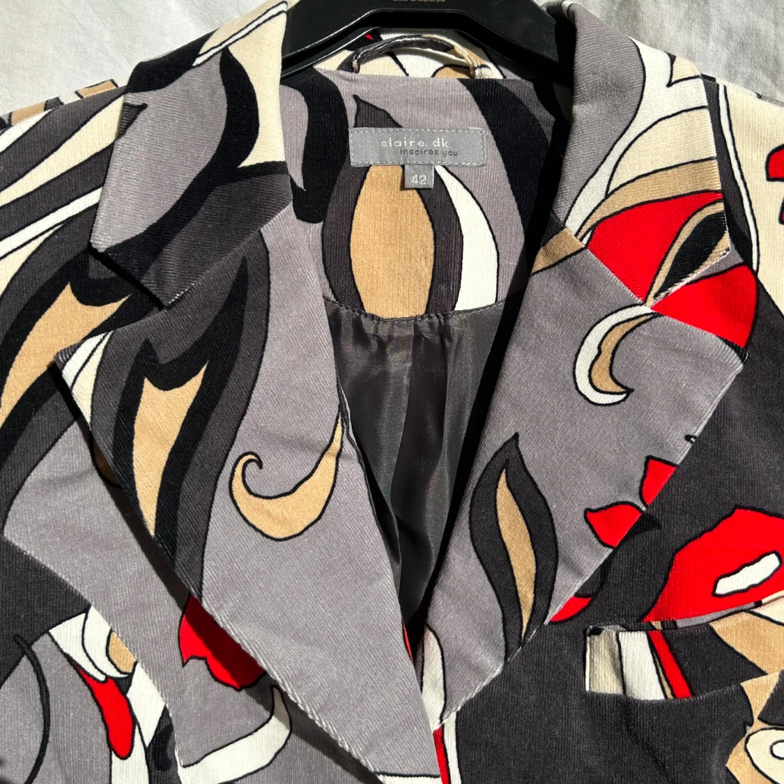 Vintage patterned blazer – bold red, beige & black floral design - 2