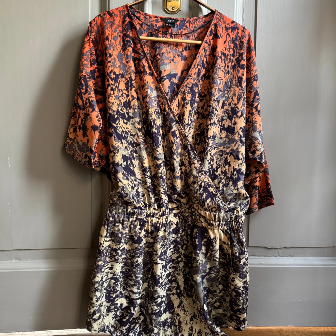 Mönstrad omlottklänning 