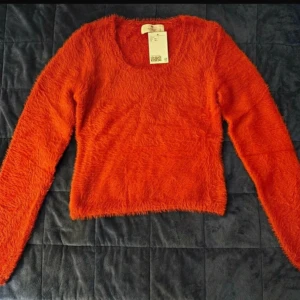 Fluffig tröja från H&M - Supermjuk och fluffig tröja från H&M med lång ärm och rund halsringning. Perfekt till Jul. Tröjan har en mysig känsla och passar till både jeans och kjol.