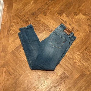 Relpay anbass jeans - Ett par riktigt feta replay anbass jeans. Dom är i ett väldigt fint skick. Modellen på bilden är 187 cm och väger 84 kg. Hör av er vid fler frågor!