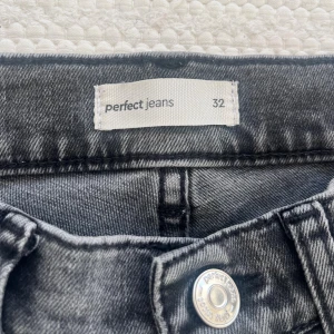Bootcut jeans från gina tricot, svart och lite grå. - Svarta bootcut jeans från Gina tricot i storlek 32. Helt okej skick, de syns på bilden. Skriv om ni har frågor!