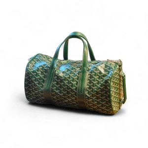 Grön Duffelbag - ✨ Säljer detta i fint skick – redo för en ny ägare! ✅ Fräscht, väl omhändertaget och redo att användas direkt. 💸 Jag är öppen för många erbjudanden, särskilt om du vill göra en snabb affär – tveka inte att skicka ditt prisförslag! 🚚 Snabb leverans och alltid väl förpackat.