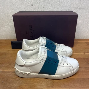 Valentino Open - Säljer dessa riktigt feta Valentino skorna i storlek 41 passar 42 skick 9,5/10 som nya, box och kort medföljer vid köp, hör av er vid eventuella funderingar 🤗