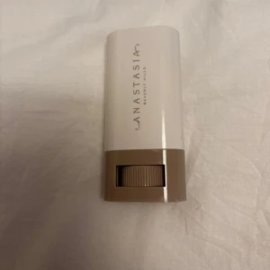 Anastasia Beverly Hills  - Shade 1. Kommer i en stilren beige och vit hylsa med vridfunktion. Enkel att ta med i väskan.