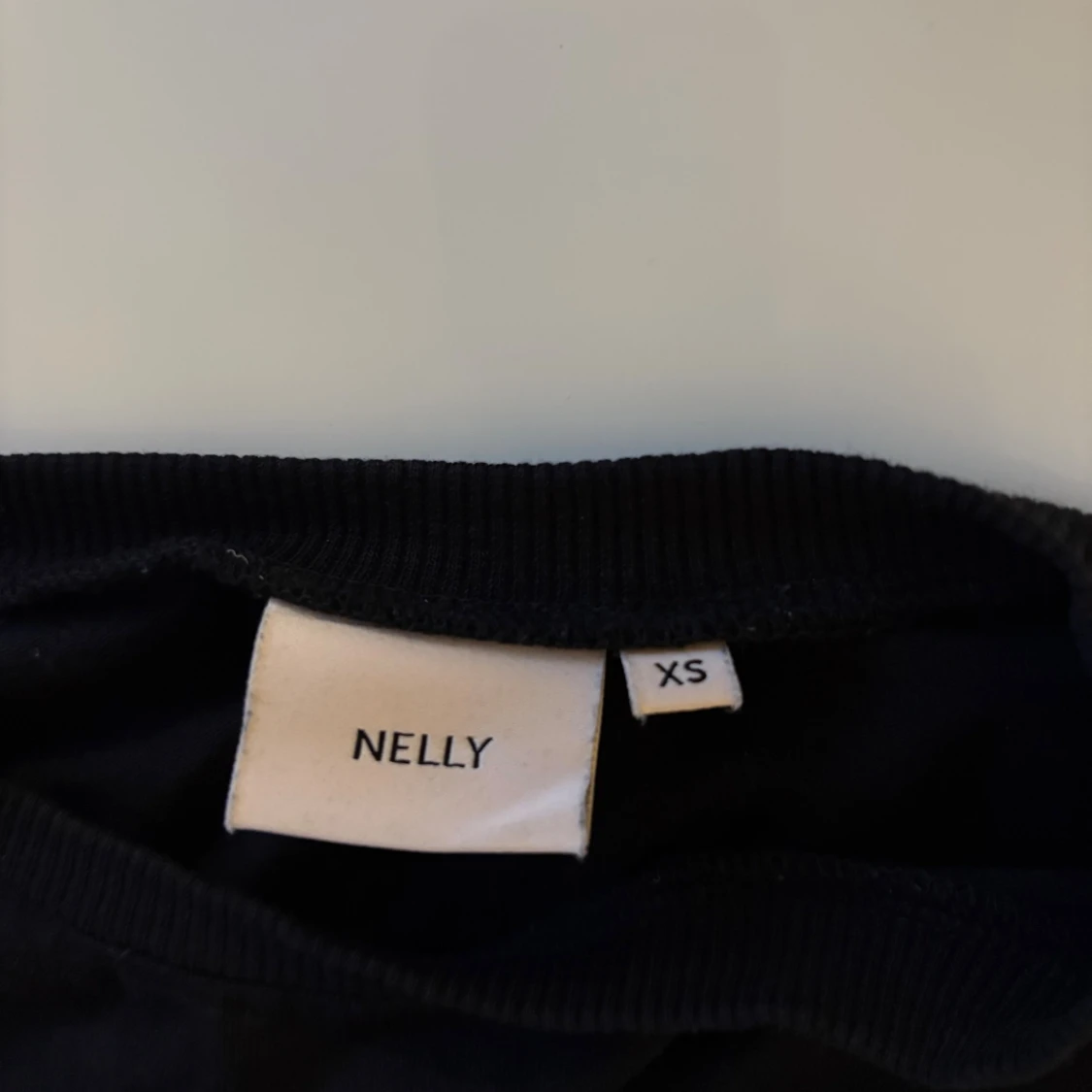 Svart croppad topp med knyt från Nelly - 2