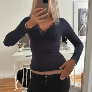 Mörkblå intimismi tröja i storlek S -  Mörk blå intimismi storlek D