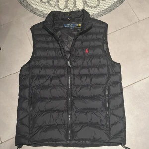 Ralph lauren väst - Mycket bra skick skulle nästan säga att den är oanvänd och har använts varsamt och har inga defekter