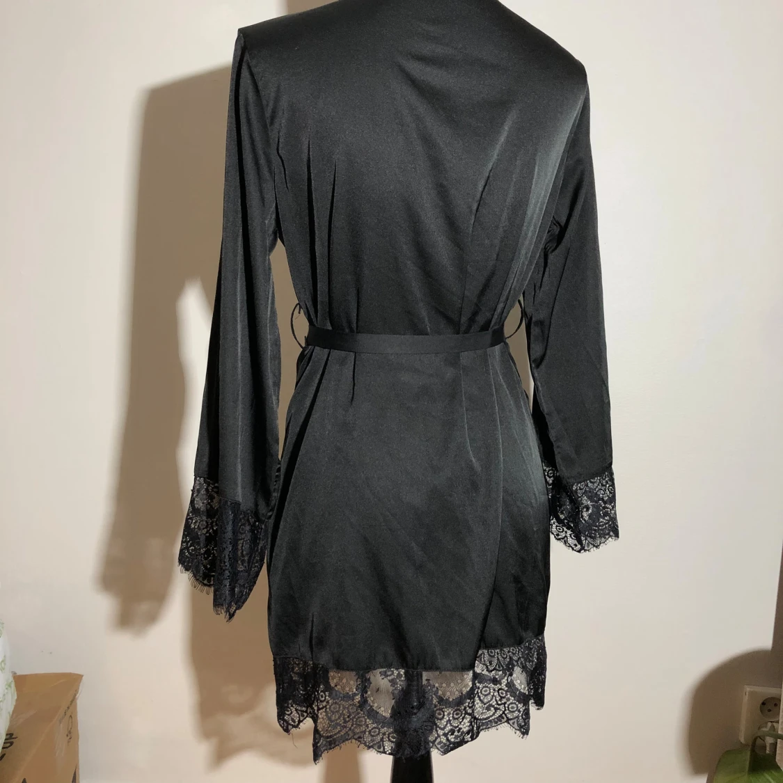 Svart morgonrock med spets - 1