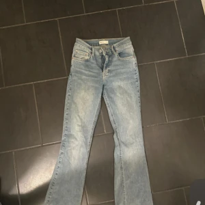 Ljusblå bootcut jeans gina  - Snygga ljusblå jeans med bootcut-modell och klassisk femficksdesign. Jeansen har en något utsvängd passform nertill och är tillverkade i denim. Perfekta för en avslappnad och trendig look.
