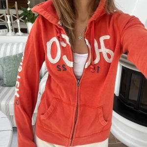 Hollister zip - En zip från Hollister i storlek M. Upplevs något mindre i storlek. Jag fraktar inom 24h. Se liknande zip i min profil! 