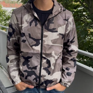 Camo windbreaker/höstjacka - Utförsäljning! Säljer en snygg vind/höstjacka från Lindfors i camoflage mönster med dragkedja och huva. Perfekt för de kyligare vädret nu efter sommaren, alla storlekar från XS,S,M och L samt att alla jackor är helt nya med orginal plasten kvar för endast 189kr✅