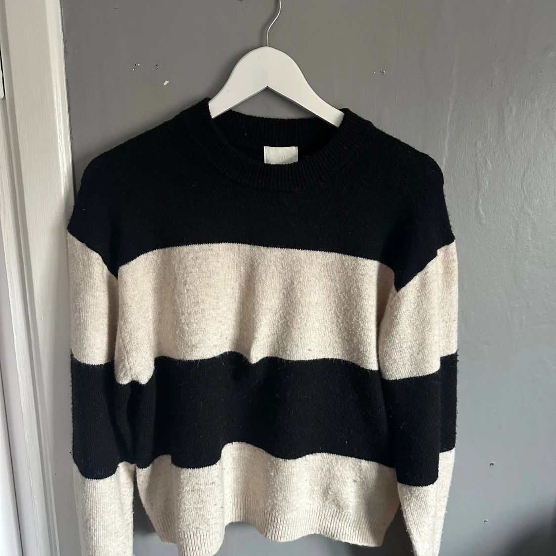 Randig svartvit stickad tröja H&M