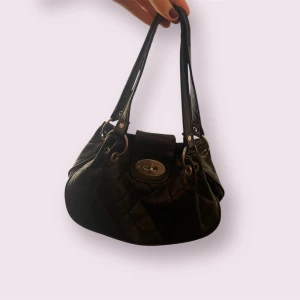 Svart clutch väska  - Superfin svart liten väska i fuskläder, skulle klassa denna väska som en clutch väska! Skickar mått vi meddelande🤍