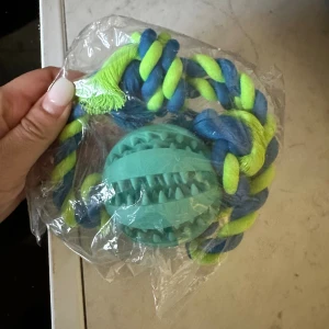 Tandrengörande hundleksak husdjur  - 🐶 Tandrengörande hundleksak Rengör tänderna, minskar plack & tandsten – samtidigt som hunden leker! Tillverkad av hållbart, giftfritt gummi som tål tuff lek. Fyll den med godis för extra motivation & mental träning. Perfekt för valpar, små & medelstora hundar. 👉 Lek, träna & vårda tänderna – allt i ett!