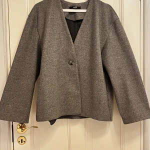 Grå kappa från bikbok - Fin grå kappa från bikbok st s väldigt bra skick 