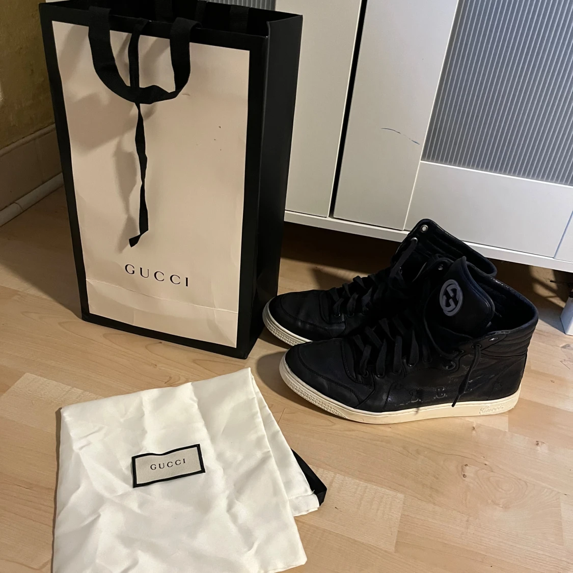 Svarta high top sneakers från Gucci