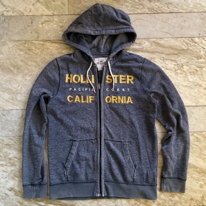 Hollister kofta - Skön Hollister kofta i st M! Passar perfekt för en avslappnad stil! Hör av dig vid ytterligare frågor! Mvh Henry 