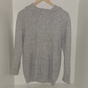 Merinoull-hoodie - Tjena. Säljer en fin merinoull-hoodie för ett bra pris. Nypris: 1200 kr ❌️ Mitt pris: 399 kr ✅️ Storlek S. Passar bra till 165-175 cm 👔 Skick 8/10, liten defekt vid kragen ✅️ Hör av dig med frågor eller funderingar!