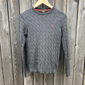 Grå kabelstickad tröja från Morris - Grå kabelstickad tröja från Morris i 100% merinoull | Storlek S sitter som XS | Mycekt bra skick