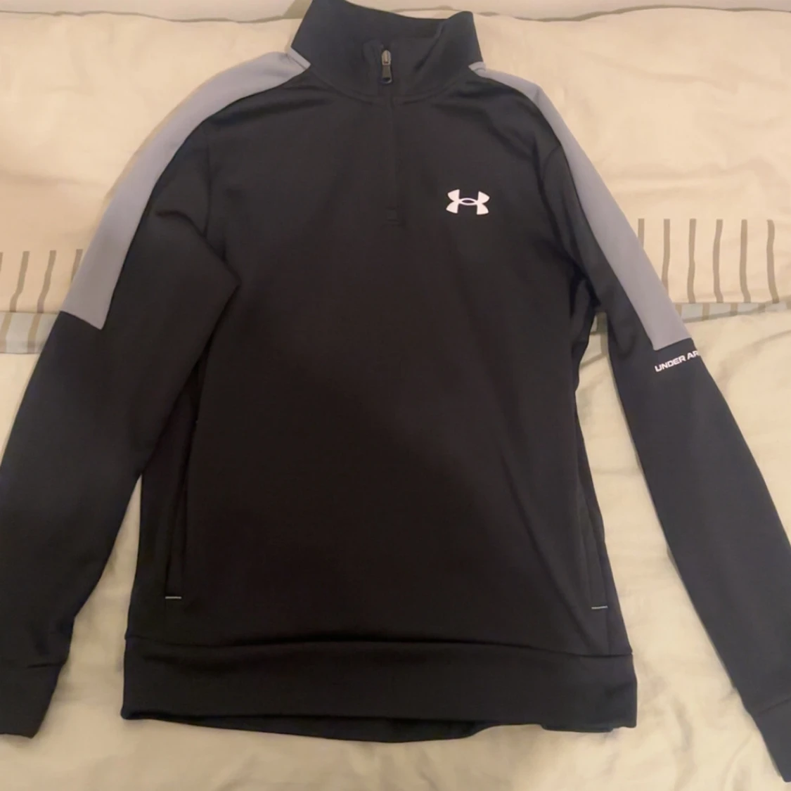 Svart tränings-tröja från Under Armour