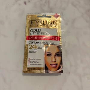 Eveline Gold Lift Expert ansiktsmask - Lyxig anti-age ansiktsmask med 24K guld, blå kollagen och hyaluron 4D. Masken kommer i en guldig och röd förpackning, innehåller 7 ml och är speciellt framtagen för mogen, torr och känslig hud. Ger huden lyster och hjälper till att jämna ut hudtonen.