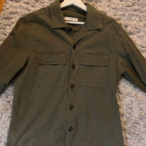 Overshirt från Mango - Grön Overshirt ifrån Mango i bra skick! Hör av dig om du har några frågor 
