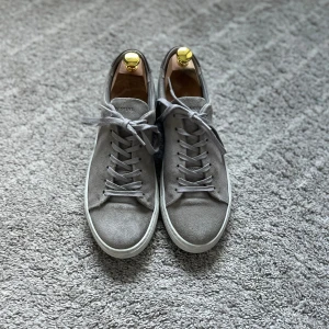 Sneakers  - Ett par sneakers från sneaky Steve i bra skick, som är använda ett fåtal gånger. Storlek 40. Säljer eftersom de inte är min stil längre. Inköpta på Åhléns i nordstan nypris: 1200 