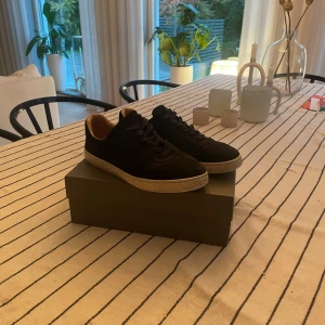 Mörkblåa mocka sneakers Brunello Cucinelli - Nu säljer jag mina Brunello Cucinelli skor för de inte passar längre. Det är fint skick mokan är fin. Skorna är lite smutsiga men går alltid och fixa och så på innersidan av skon är de ett kort snöre som sticker ut men de kan man fixa enkelt. Tveka inte höra av er. Tar i mot byten och priset är inte hugget i sten. Ny pris runt 10 tusen