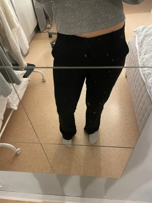 Kostymbyxor - Säljer mina svarta kostymbyxor i storlek 38 från Bikbok.