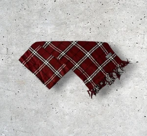 Burberry Scarf Vinröd - ✨ Klassisk Burberry-halsduk i 100% ull – elegant mörkblå ✨ Säljer en tidlös Burberry-halsduk i en snygg och elegant mörkblå färg med det ikoniska rutmönstret. Tillverkad i 100% mjuk och värmande ull som känns lyxig, håller formen väl och ger en exklusiv känsla. En perfekt accessoar som lyfter både vardags- och festoutfits och passar året runt.  🧵 Skick: Mycket fint skick, varsamt använd 🌟 Känsla: Mjuk, varm och följsam 📦 Frakt: Skickas tryggt inom 24h 📏 Mått: Längd-140cm, Bredd-30cm
