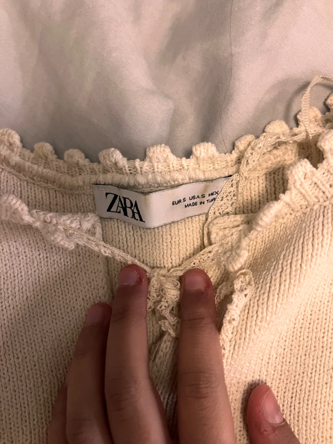 Beige blus med gulligt mönster från Zara - 1