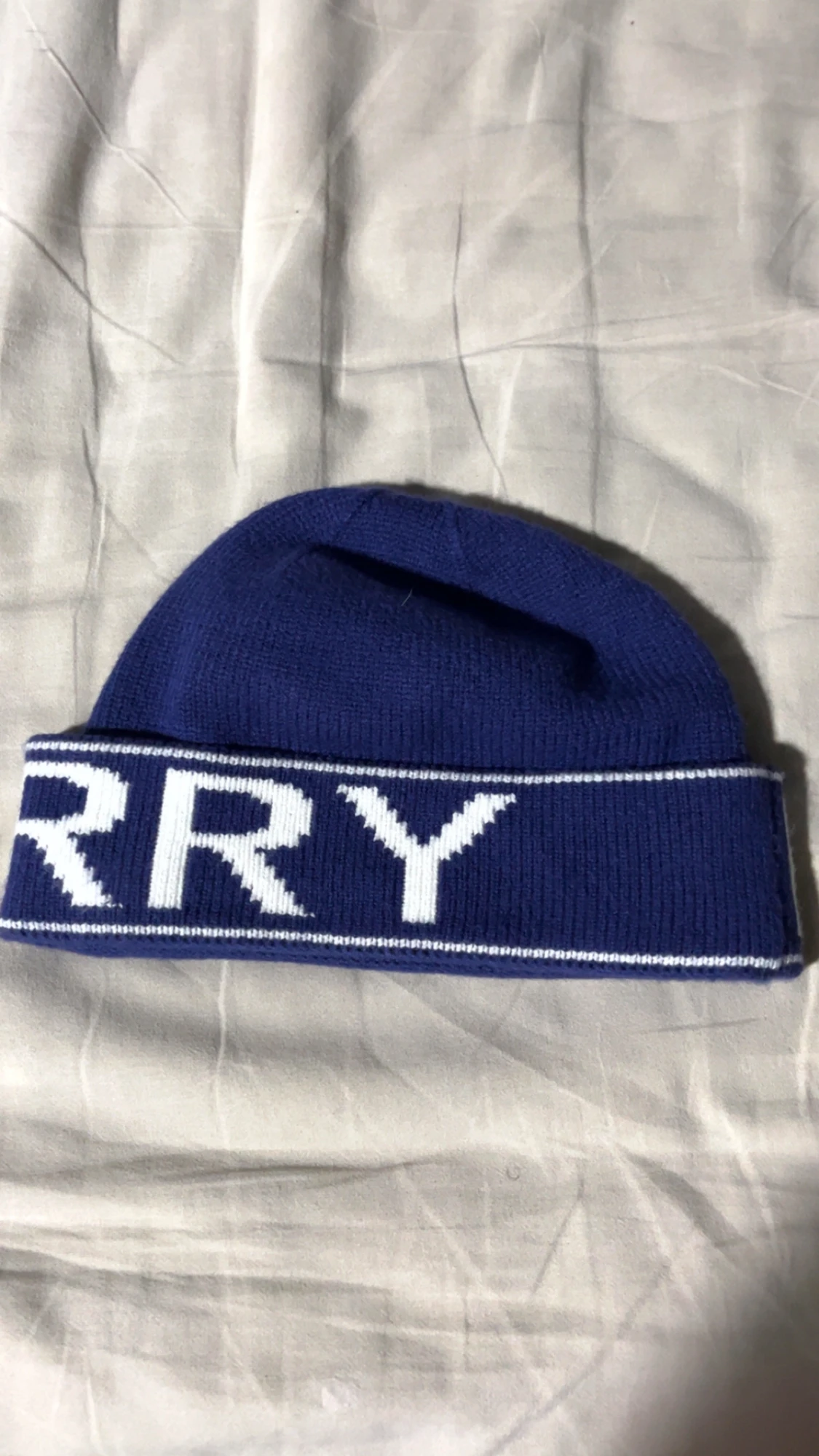 Blå Burberry mössa med vit logga