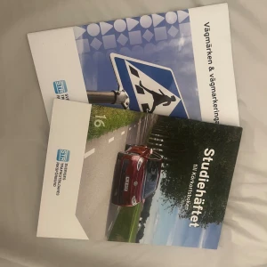 Studiehäfte & vägmärke/vägmarkeringar - Säljer dessa studiehäfte och vägmärke & vägmarkeringar, för dig som ska ta körkort. Vid intresse är det bara att höra av sig! (Det är lite skriver i studiehäftet men kan sudda bort en del om det hade uppskattats!) 