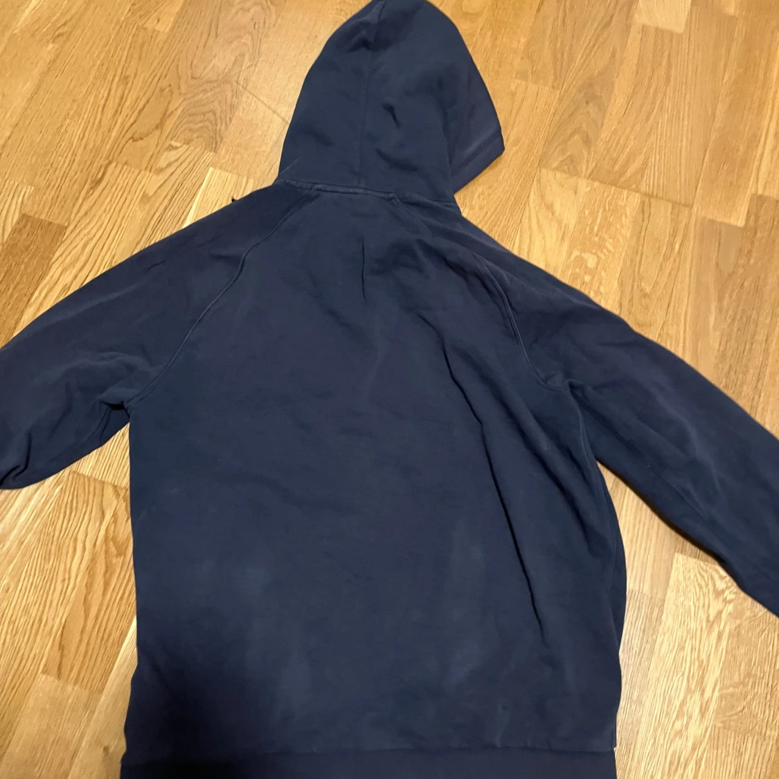 Mörkblå hoodie från Peak Performance - 2