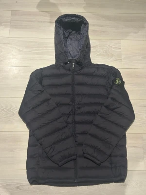 Mörkblå pufferjacka från Stone Island - Säljer denna mörkblå pufferjacka från Stone Island! Otroligt perfekt nu för vintern och stilren! Oanvänd skick 10/10 & storlek M i jackan. Pris kan diskuteras!