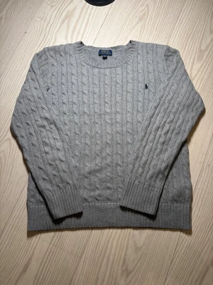 Ralph lauren tröja kabelstickad - Riktigt fin och fräsch kabelstickad tröja från Ralph lauren | Skick: 9,5/10 | Nypris 2199kr | Storlek: S/M | Inga defekter👌| Priset är diskuterbart! | Kontakta mig vid minsta fundering!🙌