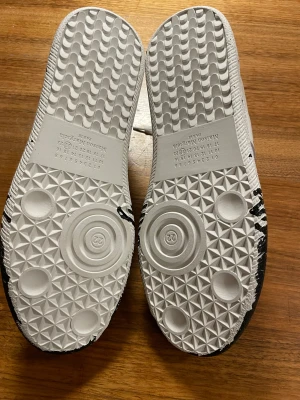 Maison margiela sneakers  - Helt nya svart vita maison margiela skor i storlek 44. Kom gärna privat vid funderingar.