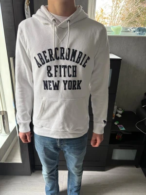 Abercrombie and fitch hoodie - Hoodie modellen är 180cm 