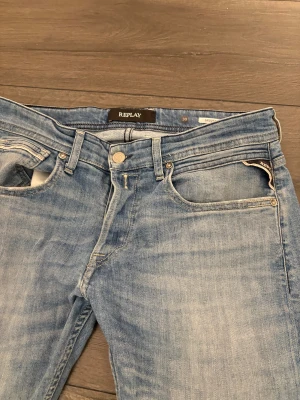 Replay jeans  - Replay jeans i storlek 30. En modell som knappast säljs längre och är eftertraktad. Säljs för ett bra pris då inköpspriset låg på ca 1099. Använda ca 2 gånger. Pris diskuteras vid snabbaffär 