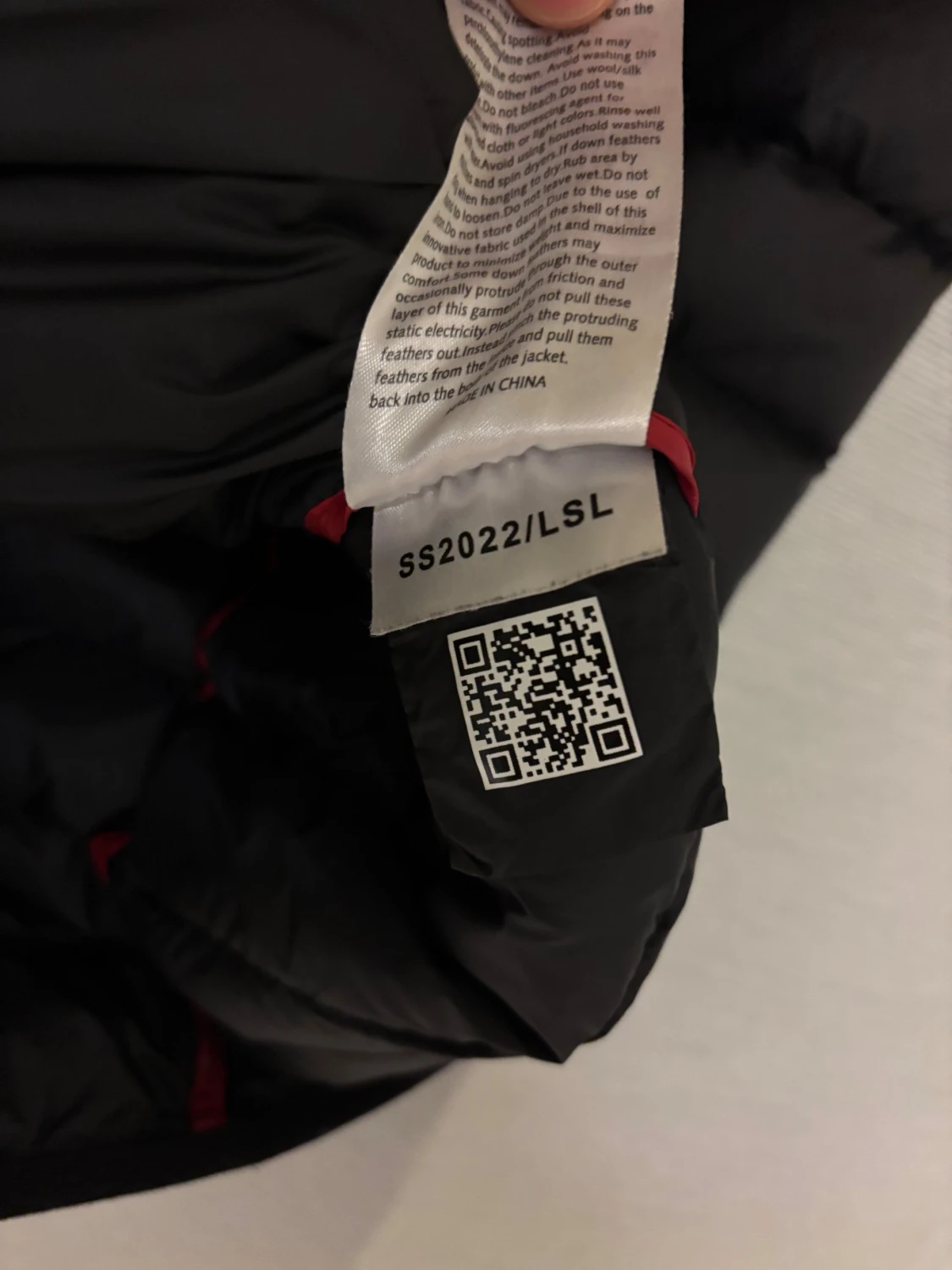 Svart dunväst från JOTT - 2