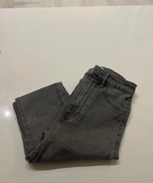 Grå skinny jeans från Zara, strl 32 - Snygga grå jeans från Zara i storlek 32 med klassisk femficksdesign och smal passform. Hög midja och raka ben som sitter tight hela vägen ner. Perfekt för dig som gillar en enkel och stilren look. Materialet är mjukt och stretchigt jeans.