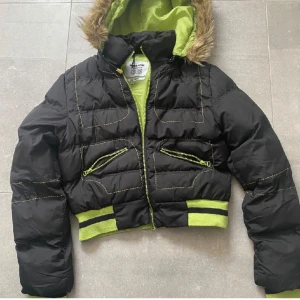 Y2k vintage affliction mcbling jacka till höst/vinter - Strl M från ”miss Posh”. Vintage men fint skick. Ganska kort modell men så snyggt till ett par låga byxor i höst. Älskar men har så många jackor så behöver göra mig av. Gröna detaljer, så coolt. Riktig 00s vibe!! Tryck gärna på köp nu 🫶🏼