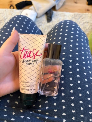 Victoria's Secret Tease duo - Set med Tease Velvet Body Cream (100 ml) och Tease Fragrance Mist (75 ml) från Victoria's Secret. Perfekt för dig som vill ha en fräsch och trendig doft och mjuk hud. Snygg design som sticker ut i väskan eller på hyllan.