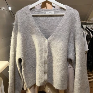 Stickad kofta - Gina st m, lite nopprig